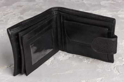Кошелек из кожи морского ската с хлястиком  Ekzotic Leather Черный (stw22)